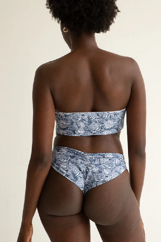 String bikini for a minimalistic and sexy beach styleThe High-Leg Scrunch Bottom - Fleurs De Nuit