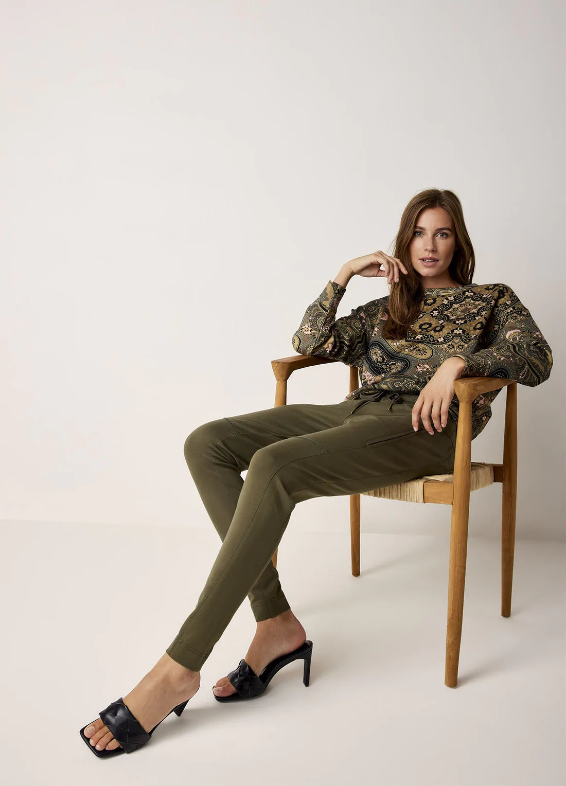 Turtleneck Women Sweater for a Classic and Elegant StyleSummum Ivy Green Sporty Trousers